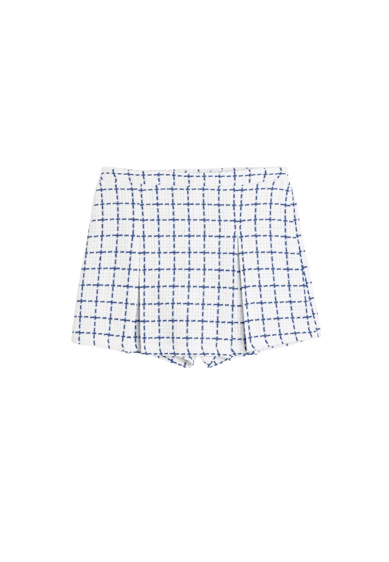 Witte shorts met een blauw ruitpatroon, voorzien van plooien en een gestructureerde stof. Het ontwerp is gemaakt voor een aansluitende look.