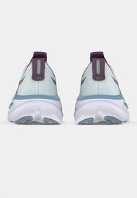 Světle modré běžecké boty s texturovaným svrškem, fialovými prvky a měkkou bílou podrážkou. Mají poutka na patě pro snadné oblékání.
