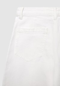 Weißer Denim-Stoff mit einer Gesäßtasche in Rautenform und feiner Textur. Bund für einen sicheren Sitz gestaltet.