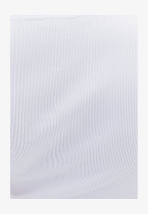 Hvid ribbet stof med en glat tekstur og lodrette linjer, der har en let stræk, velegnet til tætsiddende tøj.