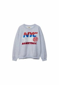 Harmaa sydänhuppari, jossa on punainen ja sininen "NYC" -teksti, koripallografiikka ja tähtikuvio. Taitettu hihansuu ja helma. Pehmeä kankaan tekstuuri.
