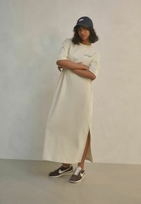 Next TALL FIT - SHORT SLEEVE CREW NECK BACK GRAPHIC MIDI  - Dzsörzéruha - white ecru tennis graphic