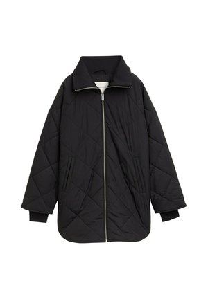 Geacă matlasată neagră cu fermoar frontal, guler înalt, cusături diagonale, manșete tricotate și buzunare laterale, prezentată întinsă pe un fundal alb.