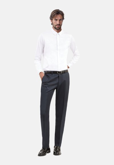 Witte long-sleeve shirt gecombineerd met donkergrijze broeken en een zwarte riem, met een klassieke kraag en rechte pasvorm. Zwarte gepolijste schoenen.