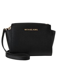 Czarna torba ze skórzanym teksturowaniem z złotym logo "MICHAEL KORS". Posiada zamek błyskawiczny i odpinany uchwyt na nadgarstek, trójkątny kształt i minimalny design.