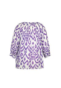 Blouse blanche avec motif ikat violet, encolure ronde et manches trois-quarts avec un détail froncé au dos.