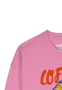 Roze sweatshirt met een ronde hals, zachte textuur en opvallende oranje letters, aangevuld met een kleurrijk grafisch ontwerp.