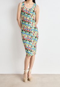 Bunt gemustertes Sommerkleid mit figurbetontem Schnitt, Rundhalsausschnitt und knielangem Saum, aus dehnbarem Stoff gefertigt.