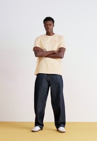 adidas Originals COFFEE CLUB TEE - T-shirts print - sand strata