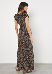 Apricot RUSTIC LEAF PRINT SMOCKED - Maxikleid - rust