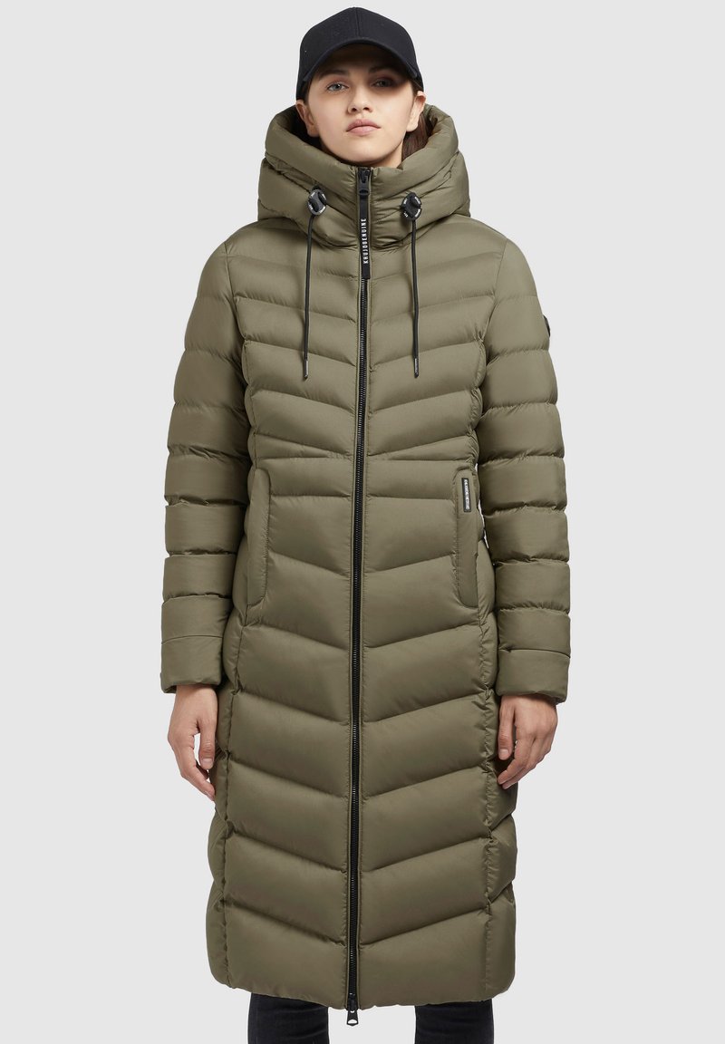 Cappotto lungo verde oliva imbottito con design a quadri, chiusura con zip, cappuccio regolabile con lacci e tasche laterali.