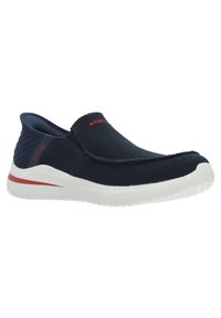 Tengerészi slip-on cipők texturált hálós felsőrésszel, fehér gumitalppal és piros díszcsíkkal. Könnyű kialakítás a kényelem és a légáteresztés érdekében.