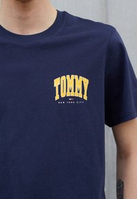Tommy Jeans Triko s potiskem - dark blue