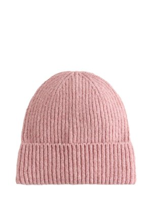 Gorro de punto acanalado en rosa empolvado, con el borde doblado, sobre fondo blanco.