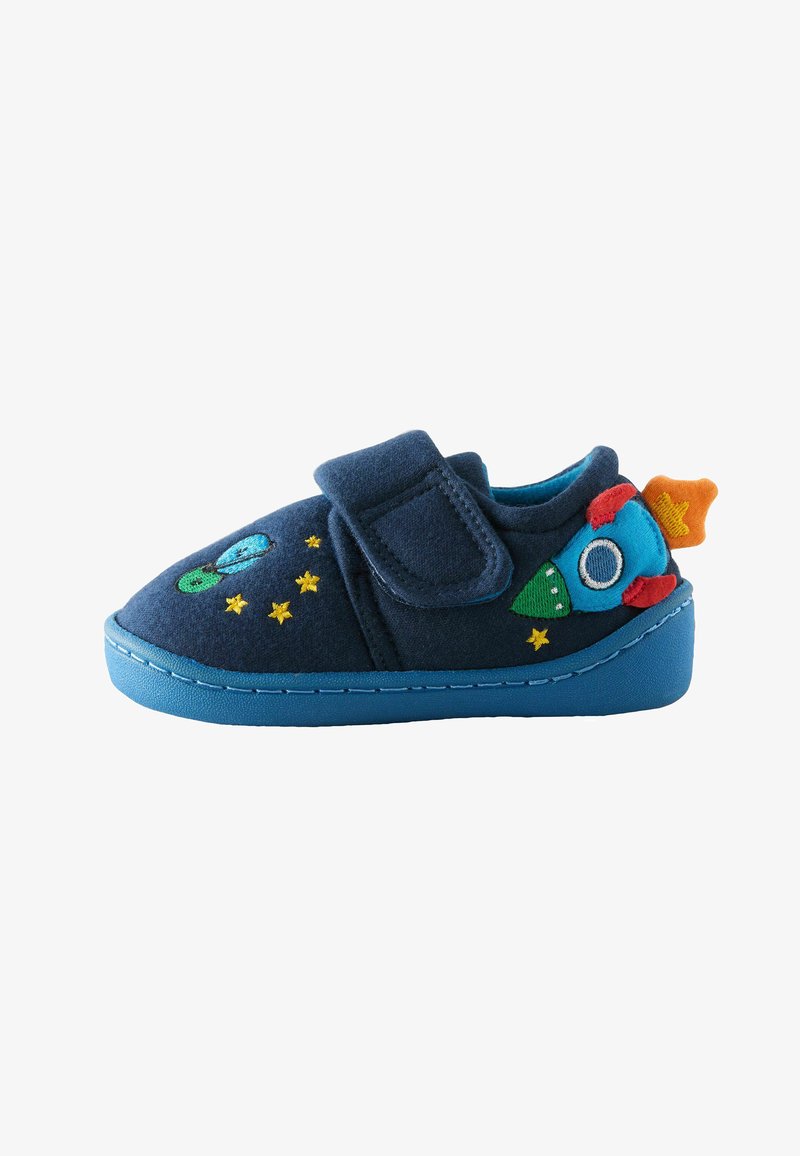 Chaussure bébé bleu marine avec bride velcro, décorée d'une fusée brodée, d'étoiles et de planètes, avec une semelle en caoutchouc bleue.
