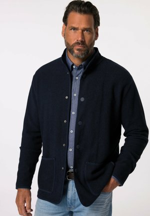 Marineblauer gestrickter Sweater-Jacke mit Stehkragen, Knopfverschluss, zwei Fronttaschen, geripptem Textur und kontrastierenden Akzenten an den Bündchen.