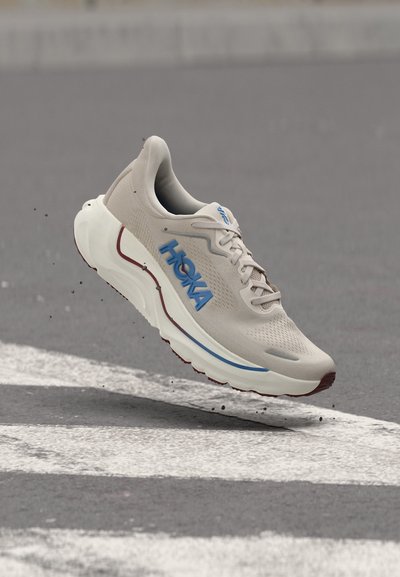 HOKA ARAHI 9
