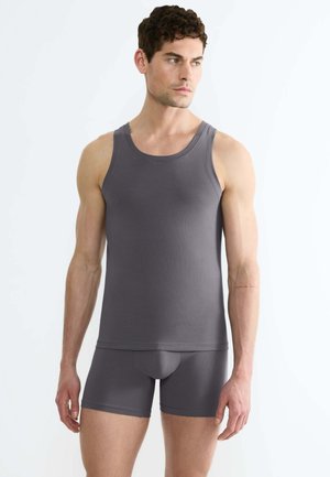Canottiera grigia da uomo e boxer in tessuto liscio ed elasticizzato. Design aderente con linee pulite e senza motivi visibili.