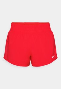 Czerwone sportowe spodenki z elastycznym paskiem w talii. Na dolnej prawej stronie znajduje się małe, białe logo Nike. Gładka, lekka tkanina.