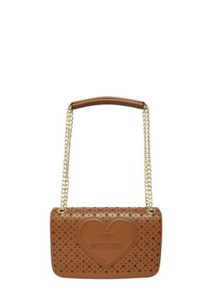 Borsa Love Moschino in pelle marrone con motivi a cuore traforati, tracolla a catena dorata e logo a cuore in rilievo sulla patta anteriore.