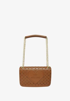 Borsa Love Moschino in pelle marrone con motivi a cuore traforati, tracolla a catena dorata e logo a cuore in rilievo sulla patta anteriore.