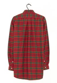Röd rutig långärmad skjorta med krage med knappar, prydd med gröna och gula ränder. Tvåknappskuddar och en avslappnad passform.
