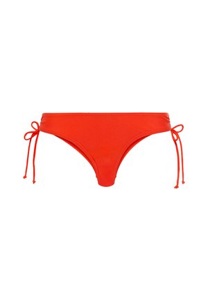 Červené bikini spodky s nastaviteľnými bočnými šnúrkami, vyrobené z elastického materiálu. Majú hladkú textúru a klasický strih.