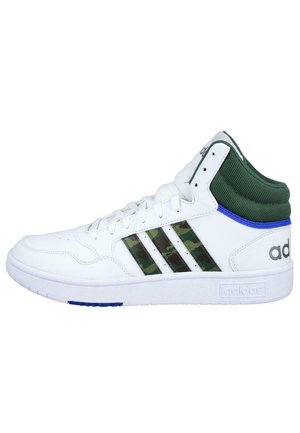 Zapatillas altas blancas con cuello de malla verde, acentos de camuflaje, cordones blancos y una pestaña en el talón azul. Presenta tres rayas distintivas.