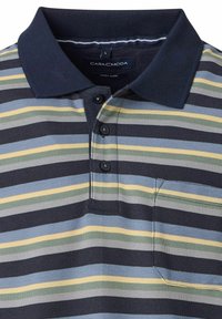 Pasiasta koszulka polo w kolorze granatowym, jasnoniebieskim, żółtym i zielonym. Posiada trzy guziki oraz kieszeń na lewej piersi. Teksturowana tkanina.