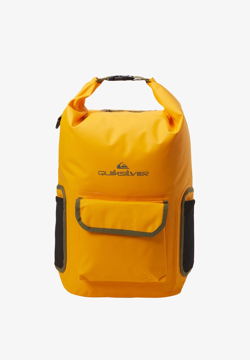 Mochila impermeable amarilla con cierre enrollable, acentos grises y dos bolsillos laterales. Presenta el logo de Quiksilver en la parte frontal.