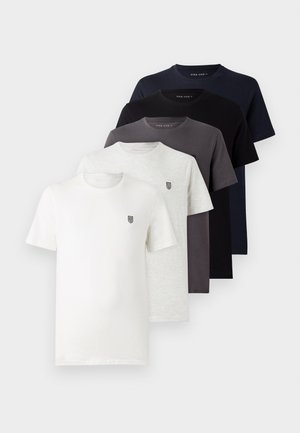 Fünf kurzärmlige Baumwoll-T-Shirts in Weiß, Hellgrau, Dunkelgrau, Marineblau und Schwarz, jeweils mit einem kleinen Logo auf der Brust.