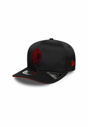 Czarna czapka snapback z czerwonym logo AC Milan z przodu i czerwonym logo New Era z boku, z naklejkami na zakrzywionym daszku.