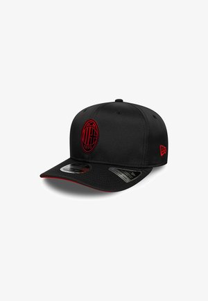 Cappellino snapback nero con logo rosso AC Milan davanti e logo rosso New Era sul lato, con adesivi sulla visiera curva.