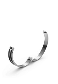 Pulsera de acero inoxidable con un diseño liso y curvado. Cuenta con una sección abierta y dos bandas distintas con un acabado pulido.