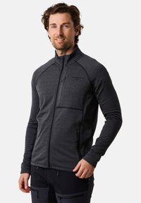 Herren-Zip-Jacke in Dunkelgrau, aus strukturiertem Stoff mit einer taillierten Passform. Mit einer Brusttasche und zwei seitlichen Zipper-Taschen, minimaler Branding.