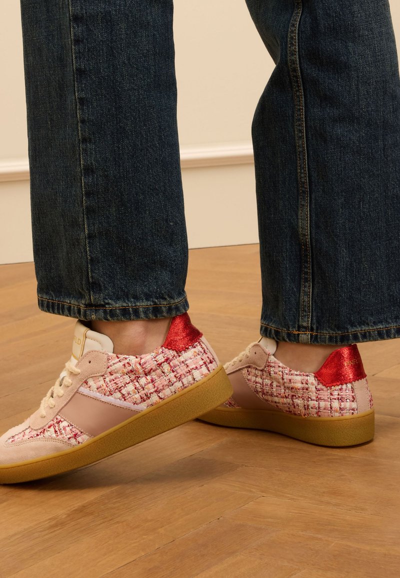 Sneakers realizzati in tessuto intrecciato rosso e bianco con dettagli in suede rosa, dotati di suola in gomma e un elegante dettaglio in rosso lucido sul tallone.