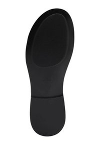 Suola di scarpa nera con superficie liscia e scanalature testurizzate per una presa migliore, caratterizzata da una forma arrotondata e un leggero arco al centro.