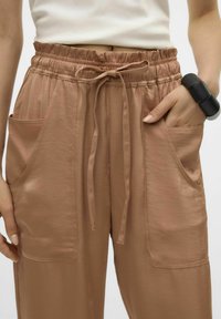 Vero Moda VMMARYS DANA BATTLE - Pantalon classique - café au lait