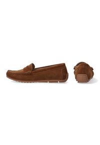 Braune Wildleder Slipper mit gestickten Details, Gummisohle, abgerundeter Zehenpartie und gepolstertem Schaft, die eine glatte Textur und ein minimalistisches Design zeigen.