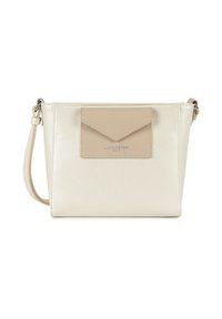 Sac bandoulière en cuir blanc avec une finition texturée et une poche à rabat beige lisse. Doté de quincaillerie argentée et d'une sangle réglable.