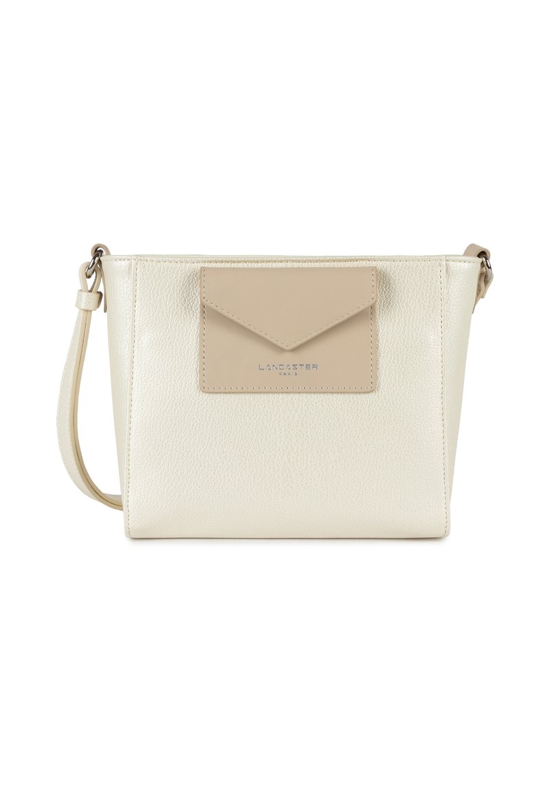 Sac bandoulière en cuir blanc avec une finition texturée et une poche à rabat beige lisse. Doté de quincaillerie argentée et d'une sangle réglable.