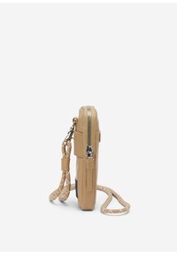 Borsa a tracolla in pelle color tan con finitura testurizzata, zip argentata e tracolla regolabile con motivo. Forma slim e rettangolare con tasca laterale.