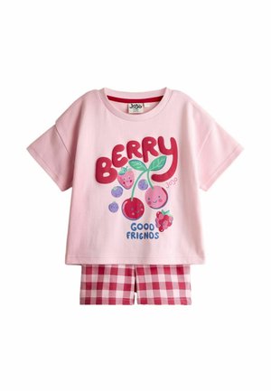 Lyserødt sæt til småbørn med kortærmet top, der har smilende bær og teksten "Berry Good Friends", kombineret med røde og hvide ternede shorts.