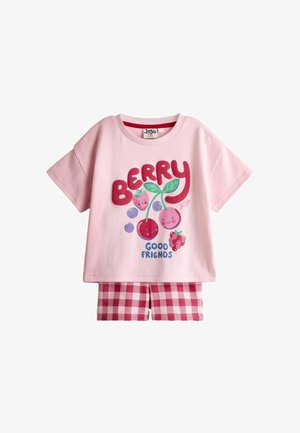 Roosa väikelapse komplekt lühikeste varrukatega topp, millel on naeratavate marjade kujutis ja tekst "Berry Good Friends", koos punaste ja valgete ruuduliste lühikestega.
