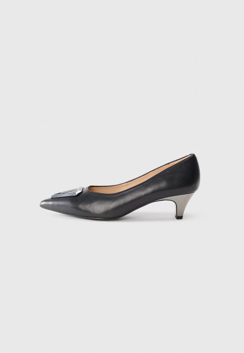 Décolleté in pelle nera con punta affusolata e un accento metallico sulla tomaia. Presenta un tacco basso e curvo e una texture liscia.