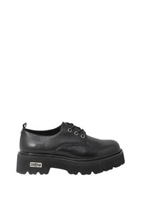 Scarpe oxford in pelle nera con suola in gomma spessa e testurizzata. Presentano punta rotonda, occhielli in metallo e una placca con logo sul lato.