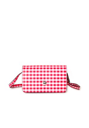 Czerwono-biała torba na ramię w kratę z małym srebrnym emblematem jabłka umieszczonym na środku przedniej klapy oraz dopasowanym paskiem w kratę.