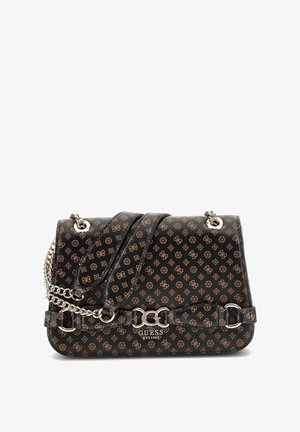 Borsa a tracolla nera in pelle sintetica con un motivo che ripete il logo dorato, tracolla in catena argentata e dettagli hardware distintivi sul coperchio e sulla chiusura.