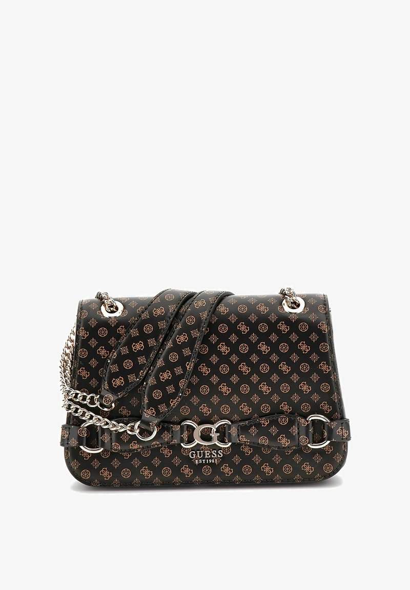 Borsa a tracolla nera in pelle sintetica con un motivo che ripete il logo dorato, tracolla in catena argentata e dettagli hardware distintivi sul coperchio e sulla chiusura.