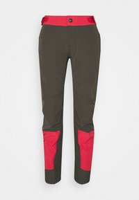 Męskie spodnie outdoorowe w ciemnozielonym kolorze, z jasnoczerwoną elastyczną talią, nakolannikami i smukłym krojem zapewniającym swobodę ruchów.